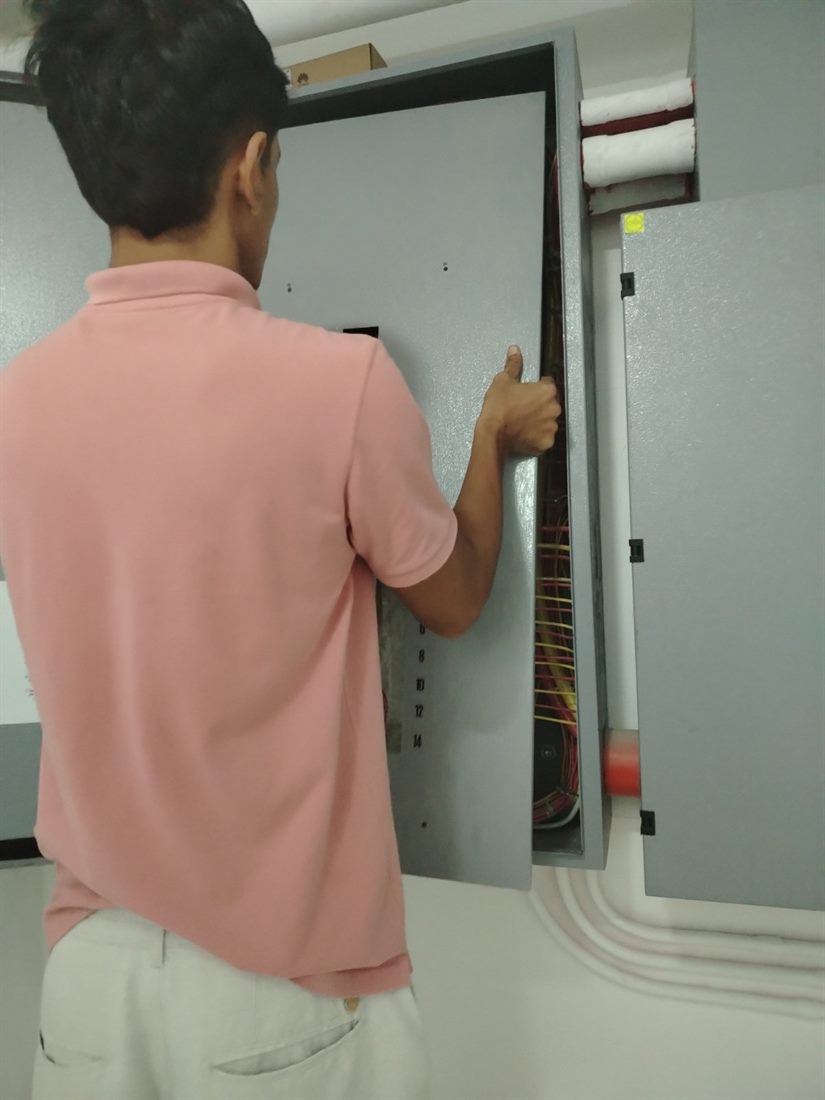Electrical connection and metering for a BYD wall charger installation